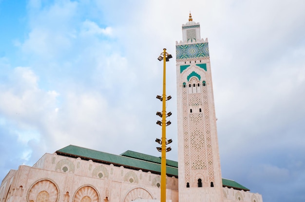 Vista de baixo ângulo da mesquita Hassan II contra o céu na cidade