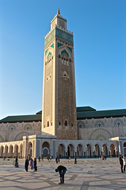 Vista de baixo ângulo da mesquita Hassan II contra o céu