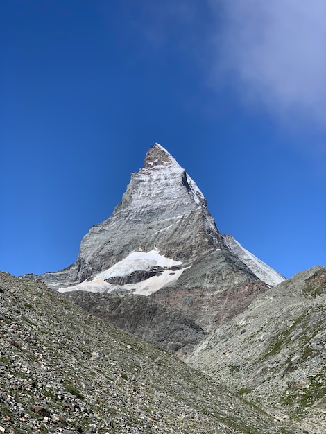 Foto vista de baixo ângulo da montanha contra o céu azul claro