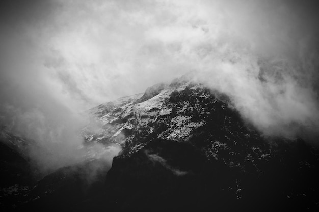Vista de baixo ângulo da montanha contra o céu nublado