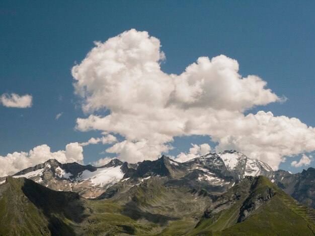 Foto vista de baixo ângulo da montanha contra o céu