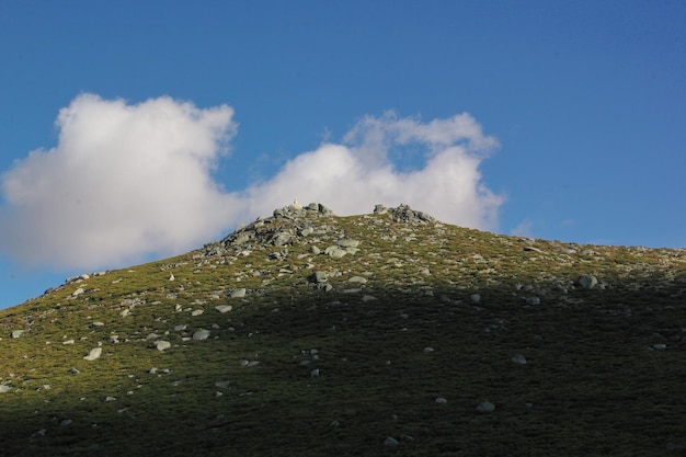 Foto vista de baixo ângulo da montanha contra o céu