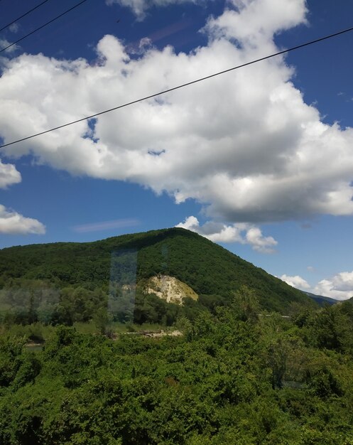 Foto vista de baixo ângulo da montanha contra o céu