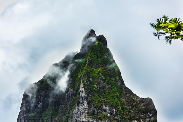 Vista de baixo ângulo da montanha contra o céu