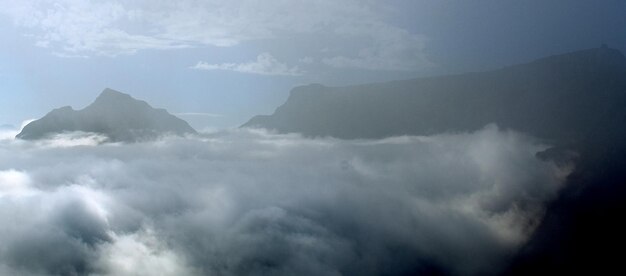 Foto vista de baixo ângulo da montanha contra o céu