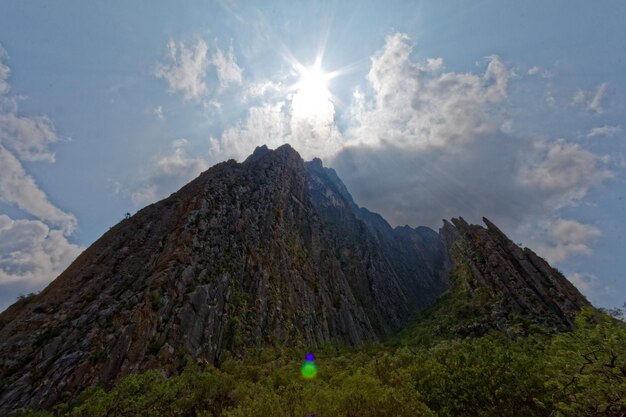 Vista de baixo ângulo da montanha contra o céu