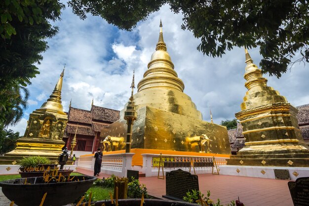 Foto vista de baixo ângulo da pagoda contra o céu