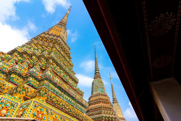 Foto vista de baixo ângulo da pagoda contra o céu