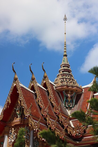 Foto vista de baixo ângulo da pagoda contra o céu