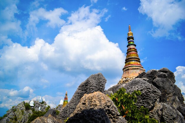 Foto vista de baixo ângulo da pagoda contra o céu