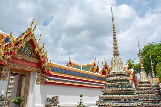 Foto vista de baixo ângulo da pagoda contra o céu