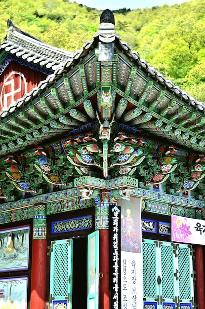 Vista de baixo ângulo da pagoda esculpida