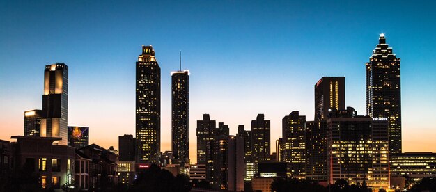 Foto vista de baixo ângulo da paisagem urbana contra um céu claro