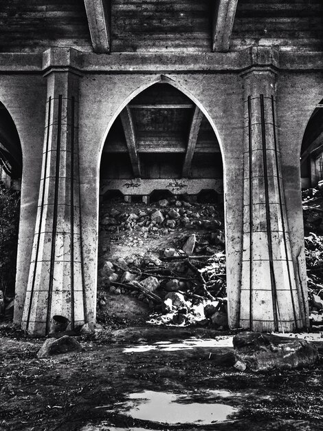 Foto vista de baixo ângulo da ponte arqueada