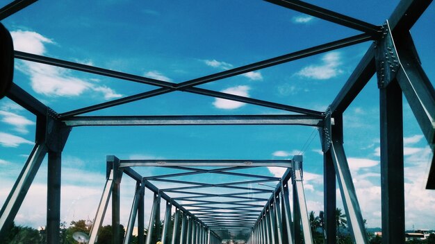 Foto vista de baixo ângulo da ponte contra o céu azul