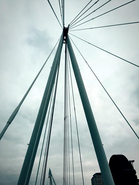 Vista de baixo ângulo da ponte contra o céu nublado