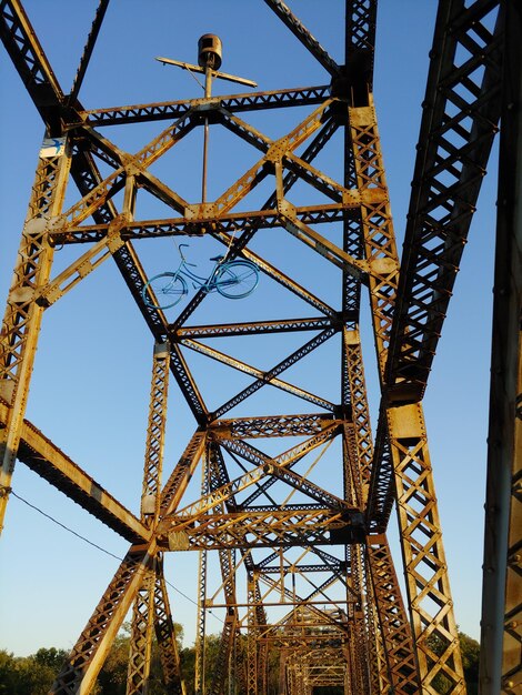 Foto vista de baixo ângulo da ponte contra o céu