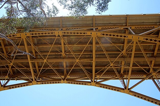 Foto vista de baixo ângulo da ponte contra o céu