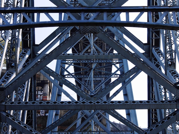 Foto vista de baixo ângulo da ponte contra o céu