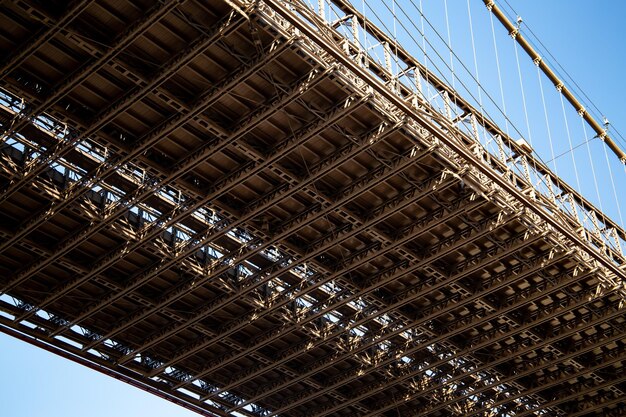 Foto vista de baixo ângulo da ponte contra o céu