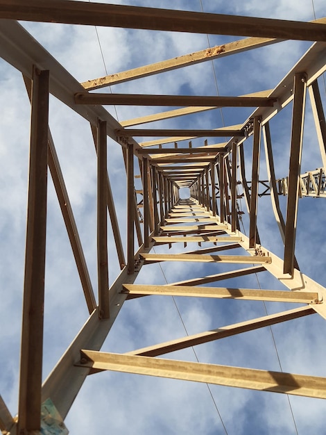 Foto vista de baixo ângulo da ponte contra o céu