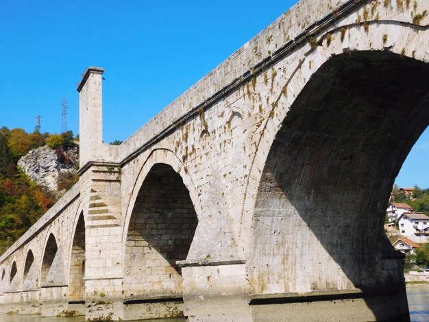 Foto vista de baixo ângulo da ponte de arco contra o céu