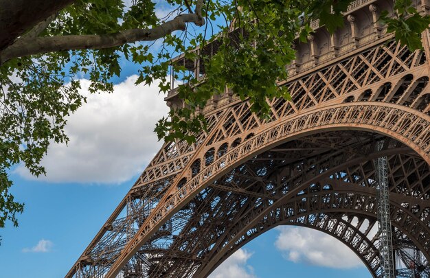 Foto vista de baixo ângulo da ponte de arco