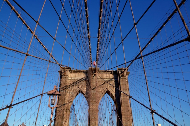 Foto vista de baixo ângulo da ponte de brooklyn contra o céu azul