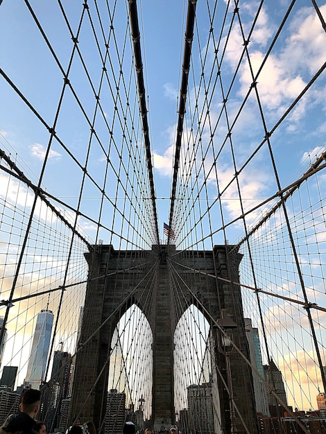 Foto vista de baixo ângulo da ponte de brooklyn contra o céu