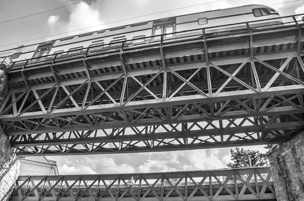 Foto vista de baixo ângulo da ponte ferroviária contra o céu