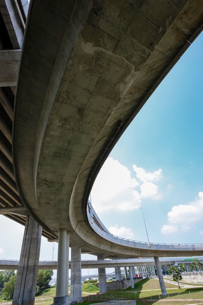 Vista de baixo ângulo da ponte rodoviária de concreto