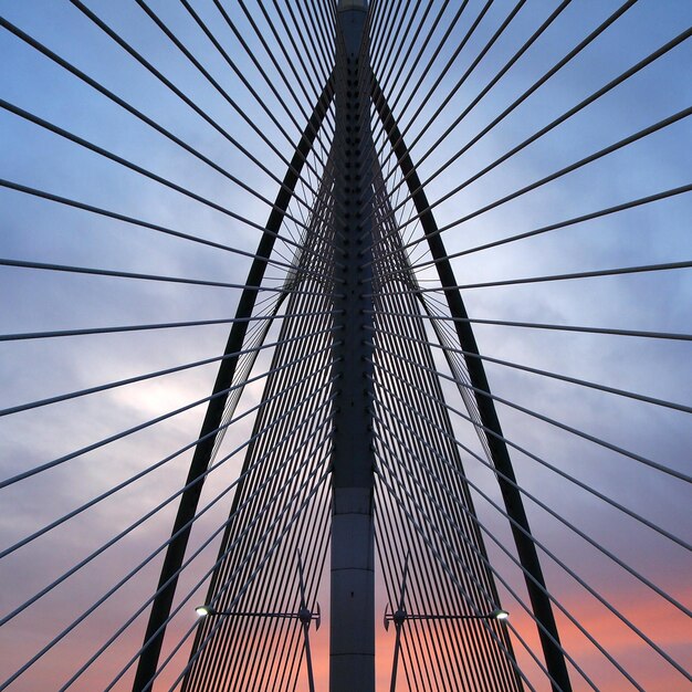 Foto vista de baixo ângulo da ponte suspensa contra o céu