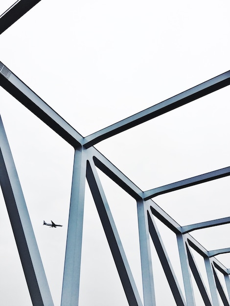 Vista de baixo ângulo da ponte suspensa