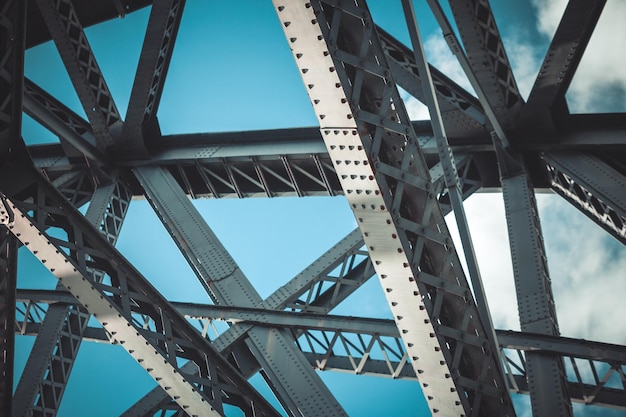 Foto vista de baixo ângulo da ponte