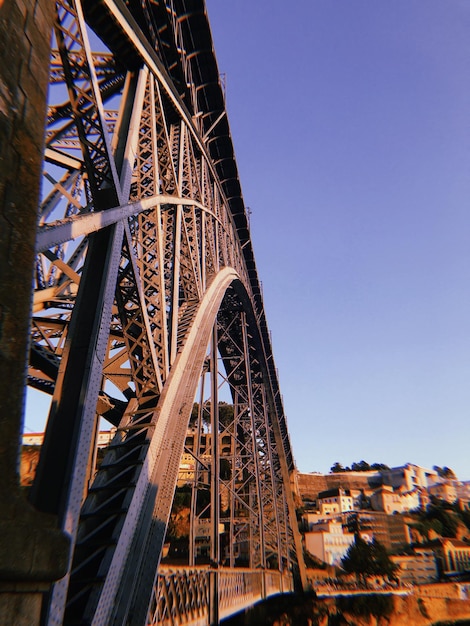 Foto vista de baixo ângulo da ponte