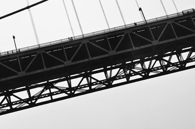 Foto vista de baixo ângulo da ponte