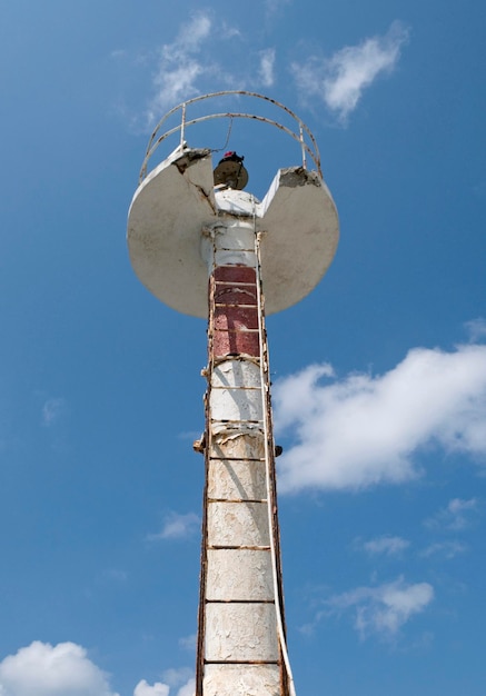 Vista de baixo ângulo da torre contra o céu azul