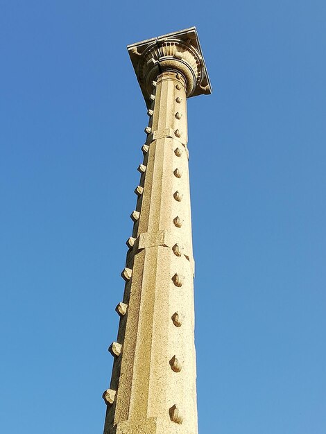 Foto vista de baixo ângulo da torre contra o céu azul