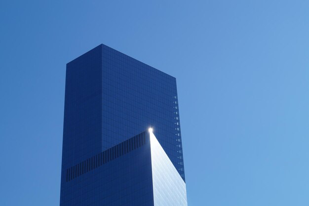 Vista de baixo ângulo da torre contra um céu claro