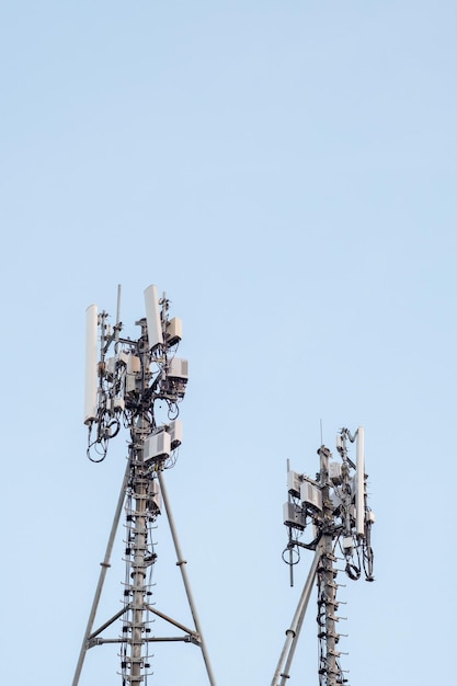 Vista de baixo ângulo da torre de comunicação