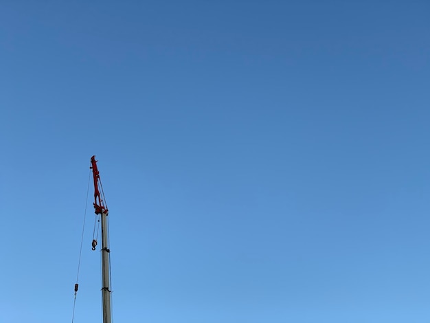 Foto vista de baixo ângulo da torre de comunicações contra o céu azul