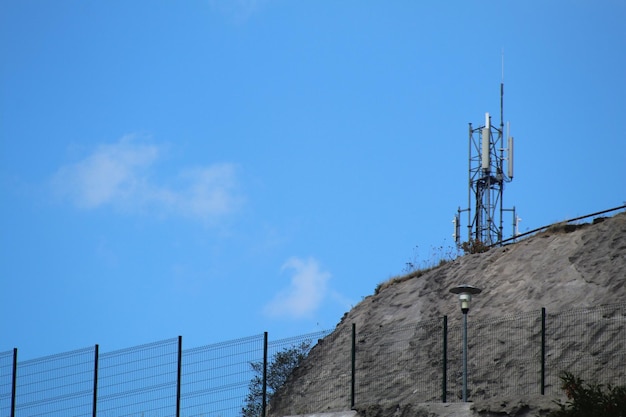 Foto vista de baixo ângulo da torre de comunicações contra o céu azul