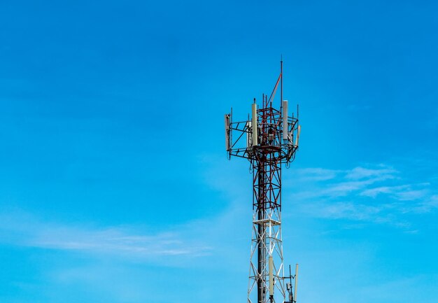 Vista de baixo ângulo da torre de comunicações contra o céu azul