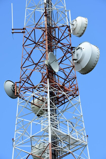 Vista de baixo ângulo da torre de comunicações contra o céu azul