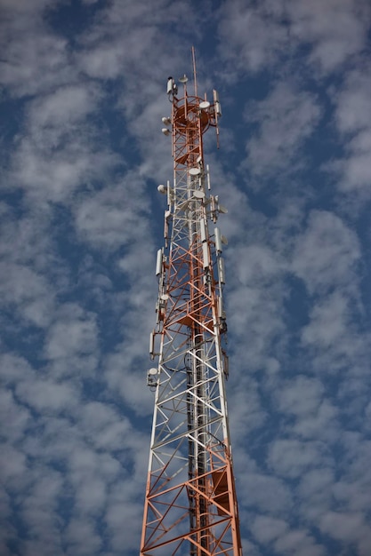 Foto vista de baixo ângulo da torre de comunicações contra o céu nublado