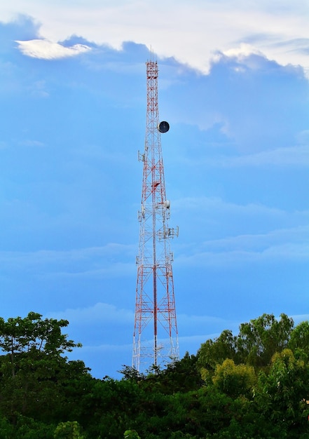 Foto vista de baixo ângulo da torre de comunicações contra o céu