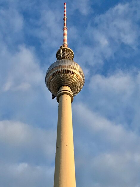 Foto vista de baixo ângulo da torre de comunicações contra o céu