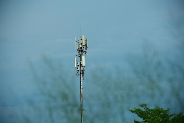 Foto vista de baixo ângulo da torre de comunicações contra o céu