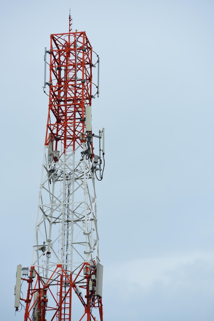 Foto vista de baixo ângulo da torre de comunicações contra o céu