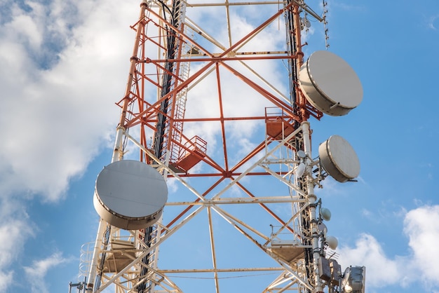 Vista de baixo ângulo da torre de comunicações contra o céu